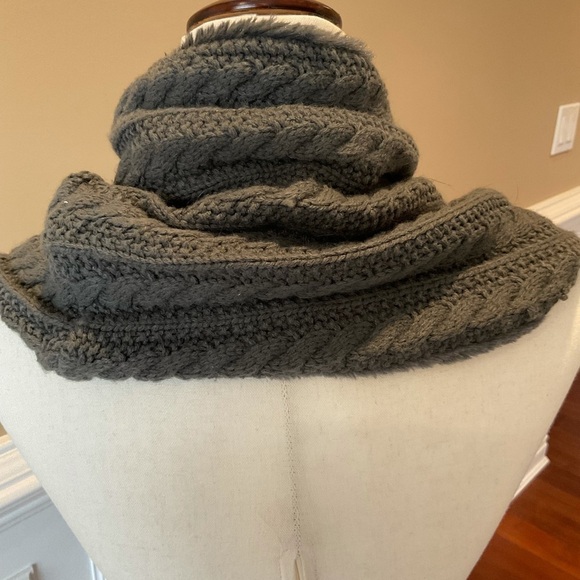 Charlotte Russe Gray Chunky Knit Circle Scarf / Cowl - Picture 3 of 9